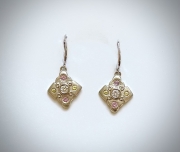 Fleur-shape earrings with stones